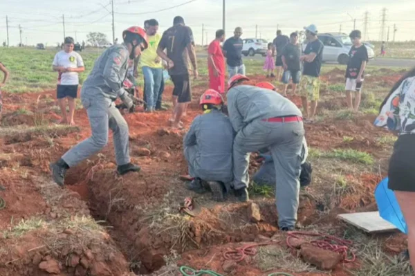 O acidente aconteceu nesse sábado (2) em um terreno de obras em Santa Bárbara D'Oeste. O menino foi resgatado do buraco pelos bombeiros - Metrópoles