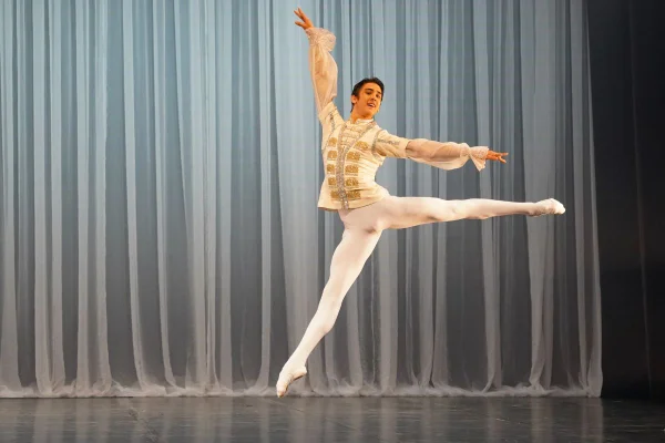 Natural de Jundiaí, Arthur Libertino se mudou para Joinville para estudar balé na Escola Bolshoi. Agora, ele foi aprovado na Ópera de Kazan - Metrópoles