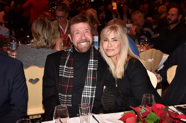 O ator Chuck Norris e sua esposa, Gena O'Kelley, durante a inauguração do Mercado de Natal Gut Aiderbichl em 12 de novembro de 2019 em Henndorf am Wallersee, Áustria