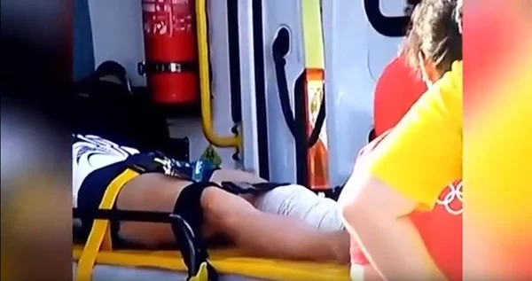 Ginasta francês que quebrou a perna é derrubado, de maca, em resgate