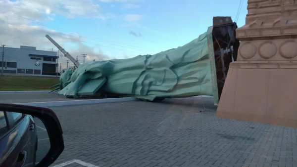 Estátua da Havan no RS cai após ventania