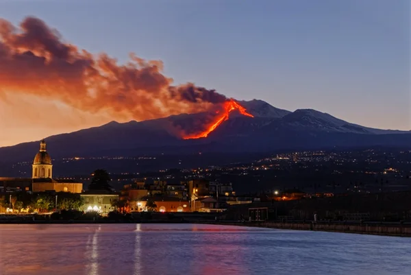 Cidade iluminada pelo vulcão Etna em erupção - Metrópoles