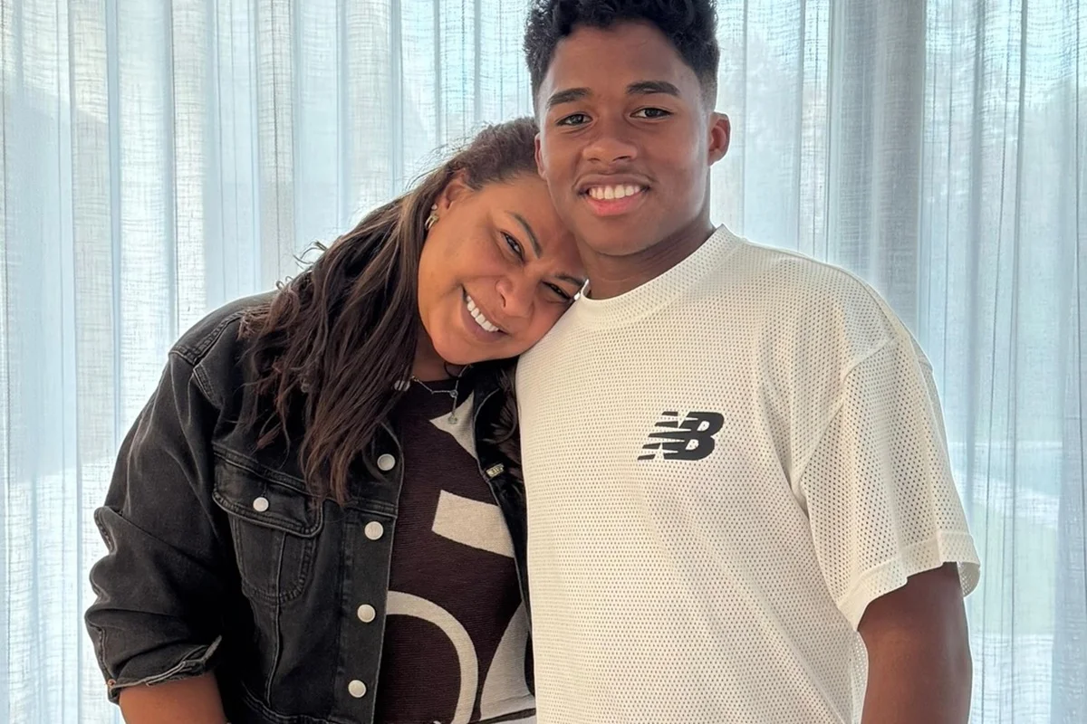 Endrick e a mãe, Cíntia Ramos, fazem pose carinhosa Endrick e a mãe, Cíntia Ramos, fazem pose carinhosa