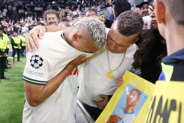 Richarlison abraçado com o pai