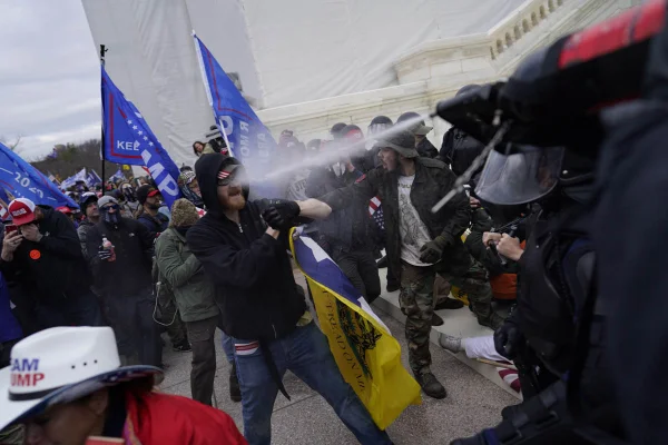 confronto policia e maifestantes durante invasao congresso eleicoes eua trump biden