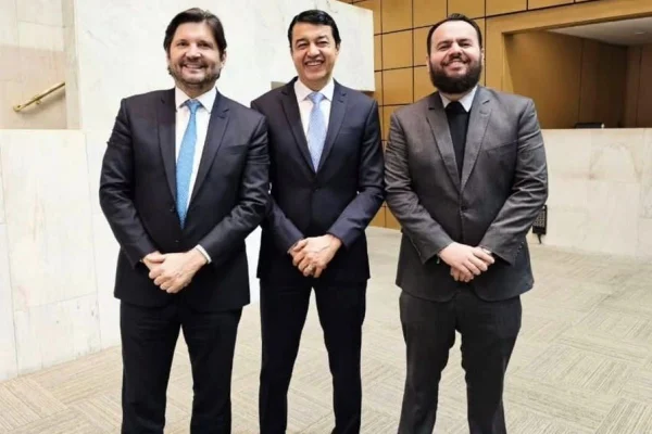 Foto colorida de André do Prado, Carlos Cezar e Gil Diniz