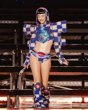 Katy Perry com figurino da The Lifetimes Tour Katy Perry com figurino da The Lifetimes Tour