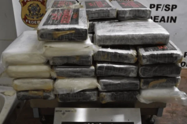 Imagem colorida de tijolos de cocaína apreendidos em operação da PF contra grupo criminoso - Metrópoles
