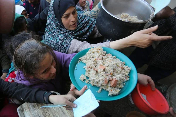 Imagem colorida de crianças com fome