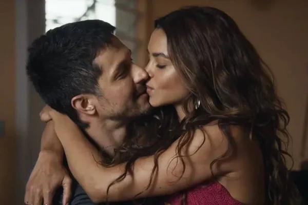 Imagem colorida de Oto beijando Brisa. Ambos são personagens da novela Travessia - Metrópoles