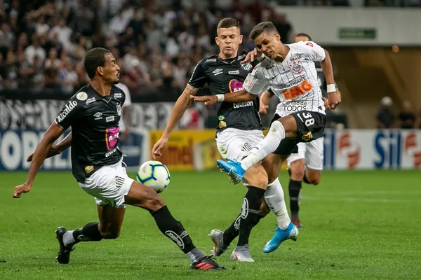 Em jogo fraco, Corinthians e Santos empatam sem gols em Itaquera