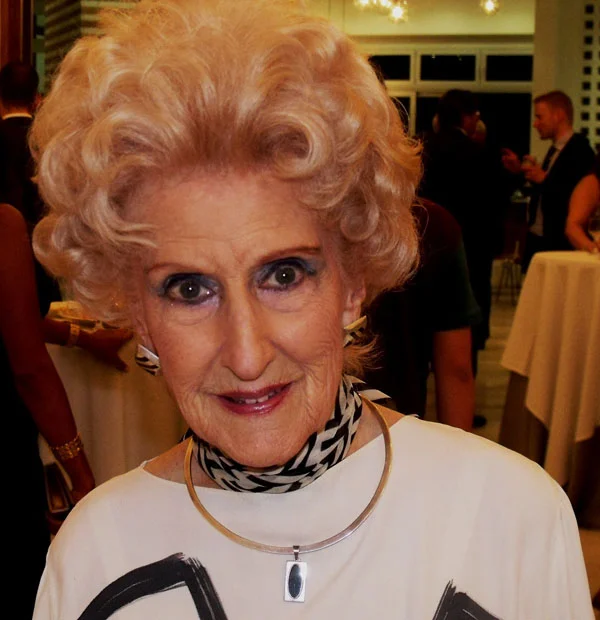Asta Rose Alcaide, a Mulher-Ópera, era um luxo só