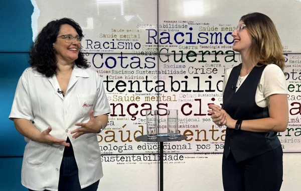 Foto colorida das apresentadoras do videocast Enem à Vista gravando o segundo episódio - Metrópoles