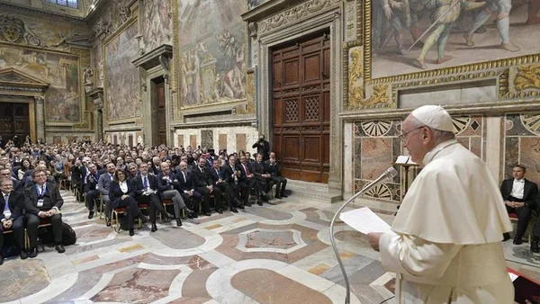 Ódio contra judeus, ciganos e gays remete a Hitler, diz papa