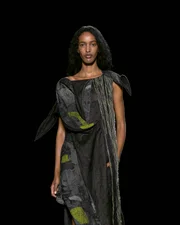 Desfile de Yohji Yamamoto Womenswear Spring/Summer 2027 no Paris Fashion Week 