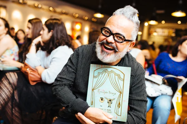 Ronaldo Fraga lança livro com os croquis de suas principais coleções