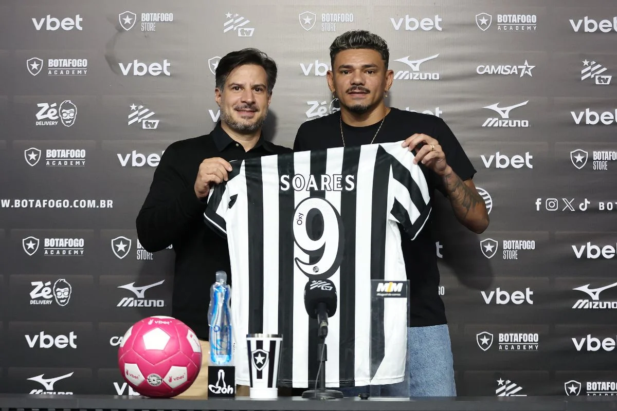 Tiquinho Soares é apresentado e recebe a camisa número 9 do Botafogo - imagem 4 Tiquinho Soares é apresentado e recebe a camisa número 9 do Botafogo - imagem 4
