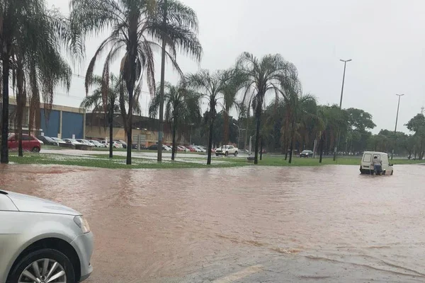 UnB grava vídeos de alagamentos para pedir obras de drenagem