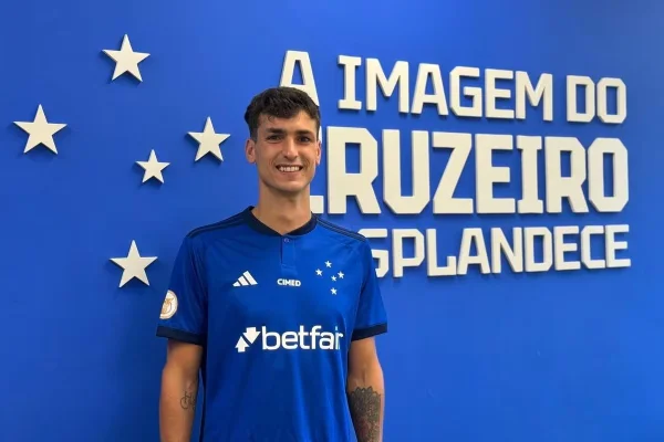 Juan Dinenno sendo apresentado no Cruzeiro