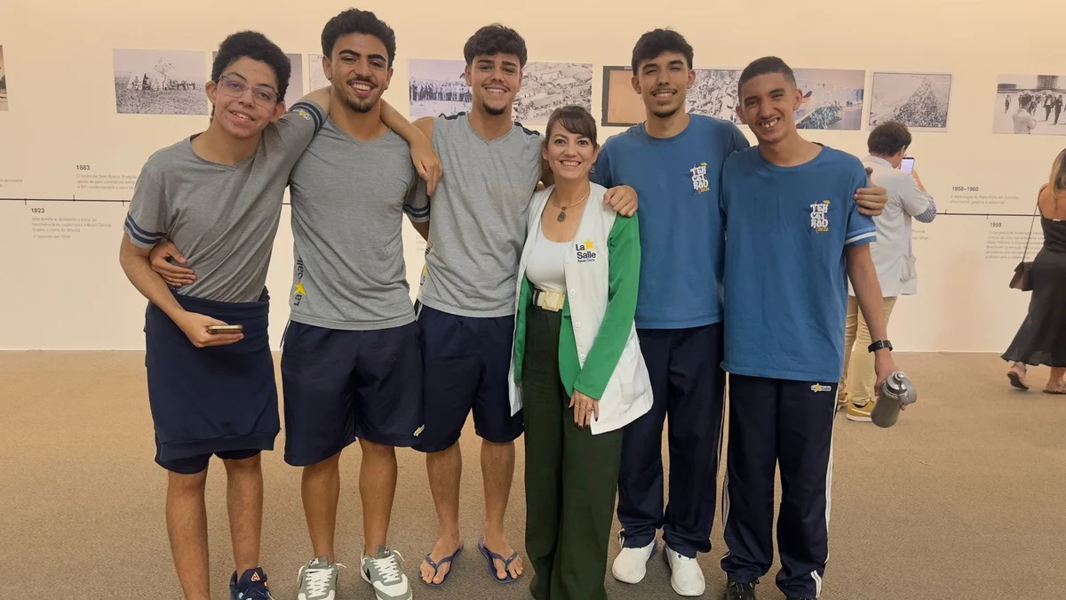 Professora e alunos na exposição Utopias em construção Professora e alunos na exposição Utopias em construção