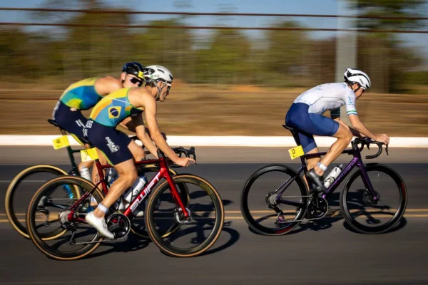 Foto de atletas praticando ciclismo - Metrópoles