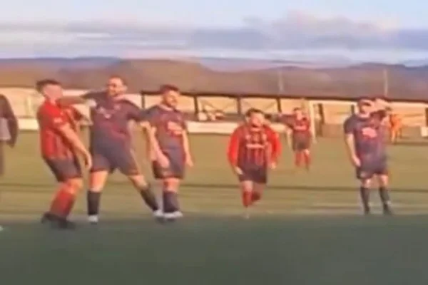 Jogador de futebol é preso por agressão ao fim de partida