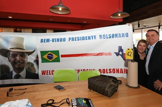 No Texas, Bolsonaro recebe fivela country personalizada com “B”