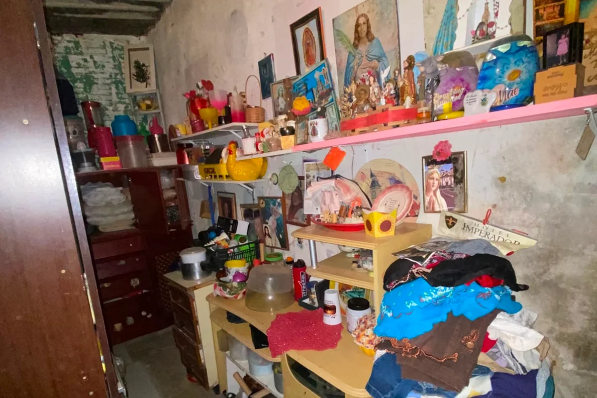 A limpeza da casa tornou-se um desafio diário por causa da quantidade de objetos armazenados A limpeza da casa tornou-se um desafio diário por causa da quantidade de objetos armazenados