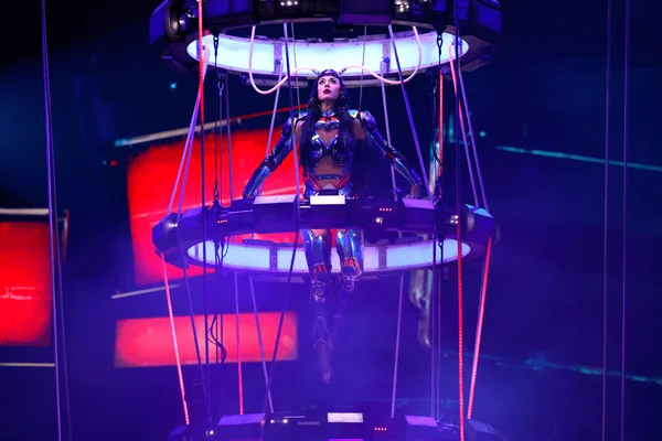 foto com cor. Katy Perry na turnê The Lifetimes Tour - metrópoles