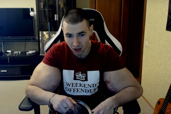 Kirill Tereshin, o Popeye humano, injetou uma espécie de vaselina endurecida nos braços
