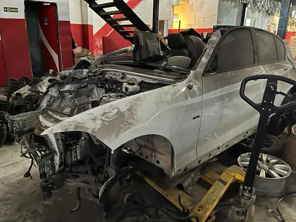 Carro depenado em megadesmanche desbaratado pela polícia em Santos