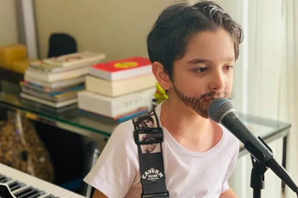 Gustavo Saldanha cantando