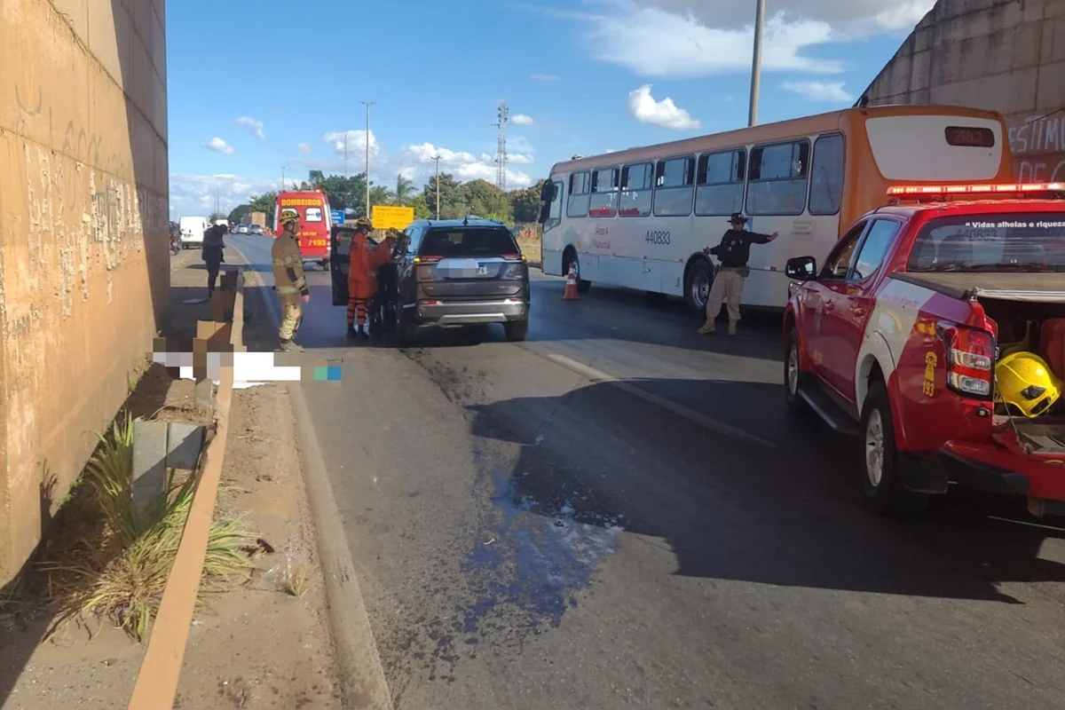 Acidente entre carro e motocicleta mobilizou equipes do Corpo de Bombeiros, da PRF e da PCDF na tarde desta terça-feira (4/8) Acidente entre carro e motocicleta mobilizou equipes do Corpo de Bombeiros, da PRF e da PCDF na tarde desta terça-feira (4/8)