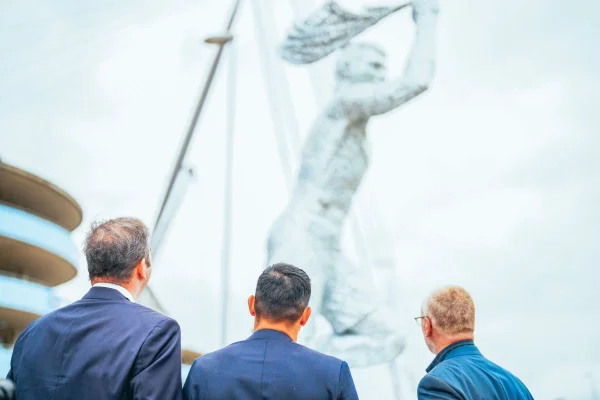 City faz estátua para Aguero, mas web aponta semelhança com alemão