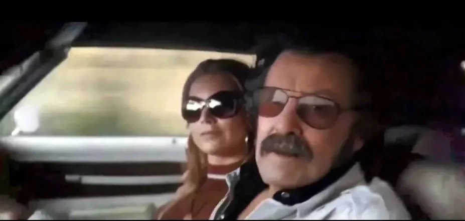 Vingadores: Ultimato (2019): Em sua última aparição no cinema, um digitalmente restaurado Stan Lee aparece como um hippie e diz: "Faça amor, não guerra!" Vingadores: Ultimato (2019): Em sua última aparição no cinema, um digitalmente restaurado Stan Lee aparece como um hippie e diz: "Faça amor, não guerra!"