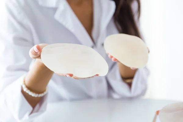 Instituições ocultam danos de implantes mamários, afirma estudo