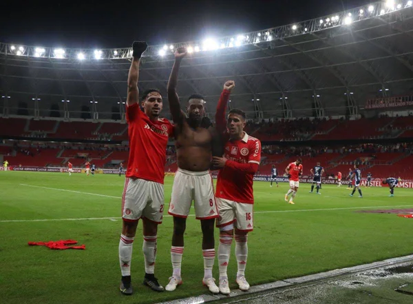 Edenílson marca gol pelo Internacional e protesta contra racismo. Veja