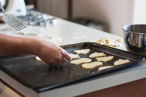 Pessoa coloca cookies para assar, confeitaria