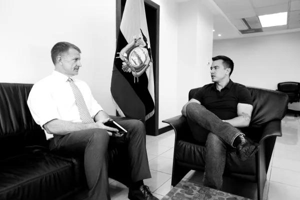 Imagem colorida mostra presidente do Equador e líder mercenário dos EUA - Metrópoles