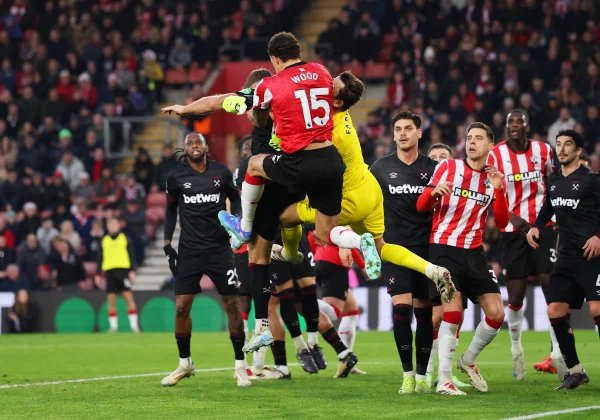 Foto colorida do momento do choque entre Fabianski e Wood durante West Ham e Southampton, no Boxing Day da Premier League - Metrópoles