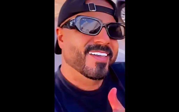 homem sorrindo