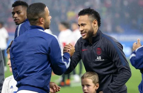 Imagem colorida de Neymar e Depay- Metrópoles