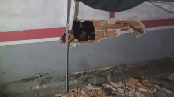 Imagem colorida de buraco feito em parede de joalheria que seria furtada