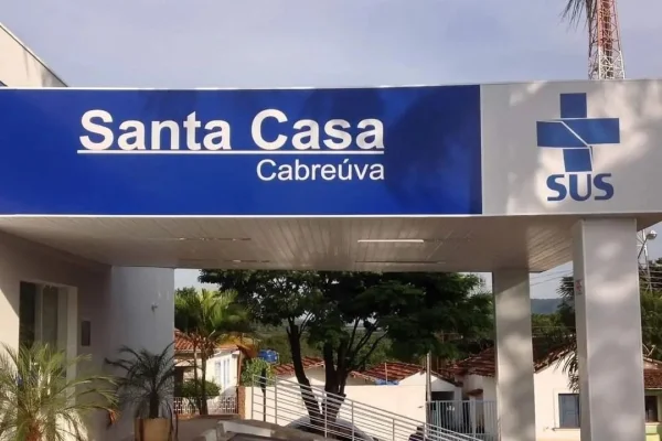Imagem colorida de fachada da Santa Casa de Cabreúva, onde adolescente foi levada após dar à luz em banheiro de academia - Metrópoles
