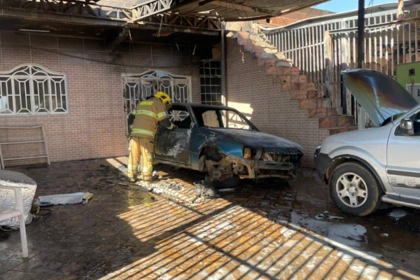 Incêndio atinge duas casas e dois carros no DF; morador escapa