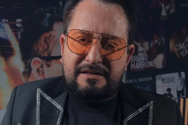 Marrone diz ser “meio gay” em show e gera reação de Bruno - destaque galeria