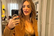 Isabelle Drummond faz selfie no espelho