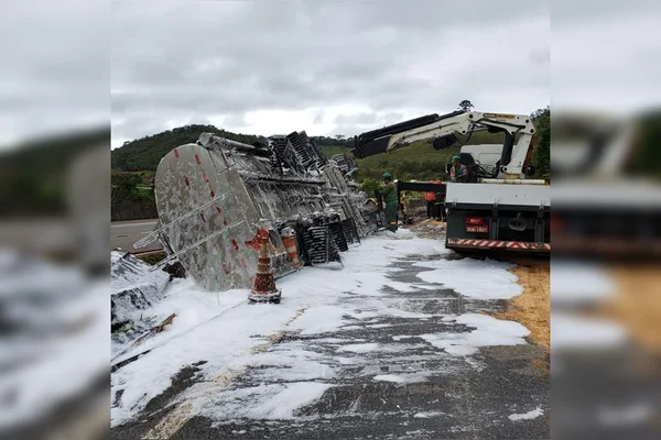 Caminhão-tanque tomba, motorista morre e BR-040 tem interdição por 15h