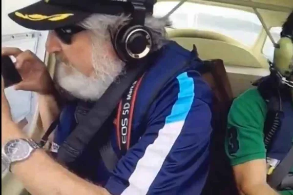 Homem deixa cair o celular durante voo em Cabo Frio