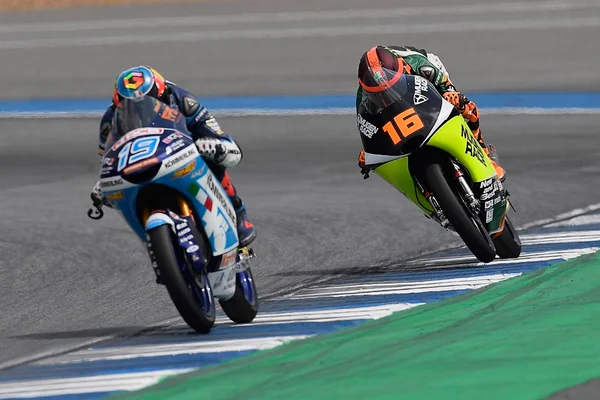 Imagem colorida de pilotos da MotoGP lado a lado - Metrópoles